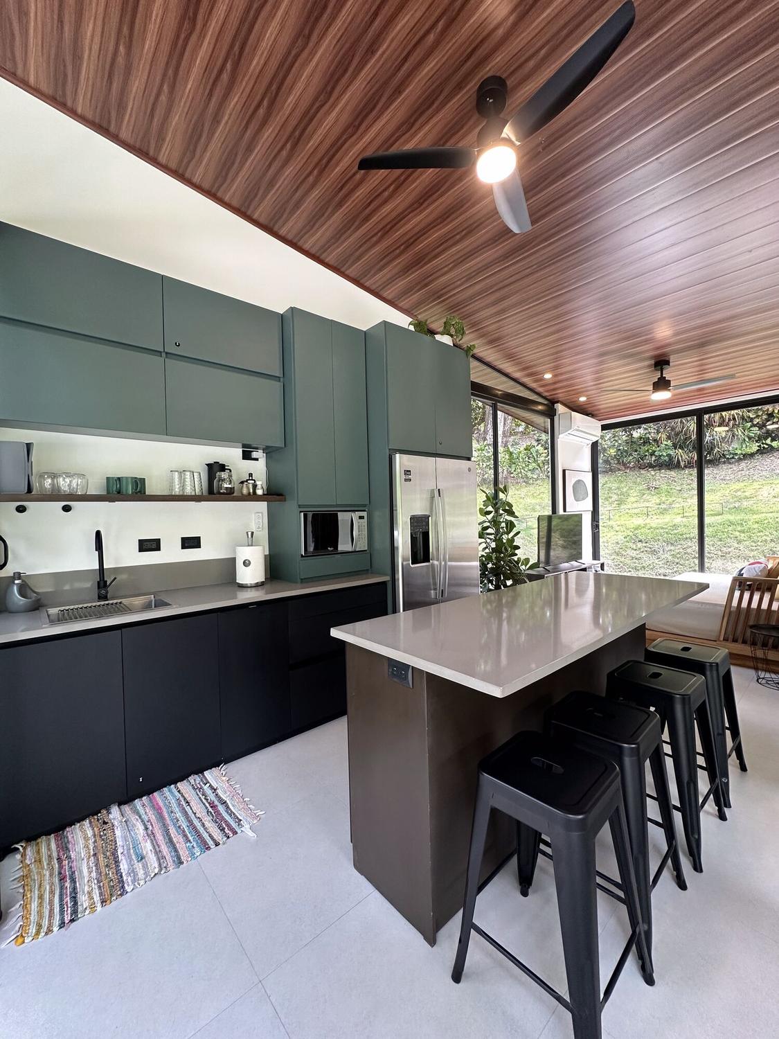 Kitchenette with breakfast bar